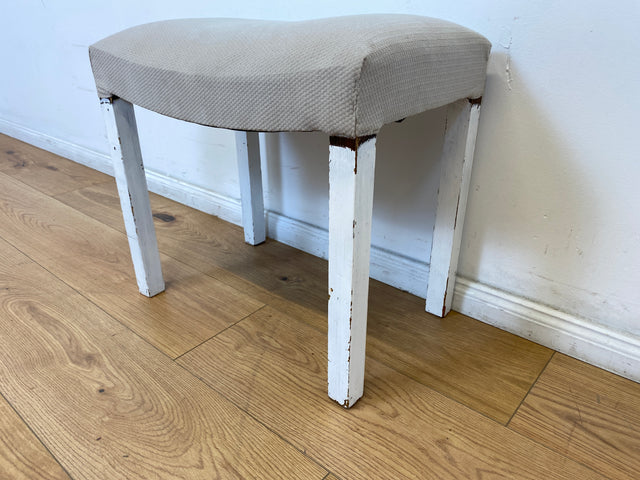 WMK l Hübscher jedoch etwas abgerockter weißer Mid-Century Hocker mit späterem grauem Sitzbezug l Sitzhocker Fußhocker Schemel Taburett Pouf Sitz Bank Stuhl Shabby Chick Vintage l Versand möglich