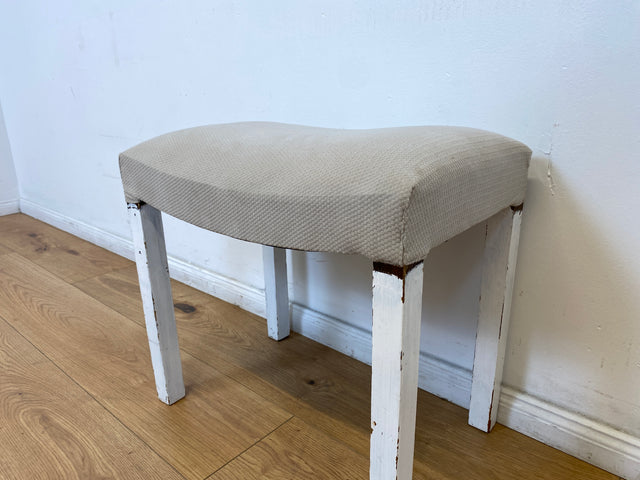 WMK l Hübscher jedoch etwas abgerockter weißer Mid-Century Hocker mit späterem grauem Sitzbezug l Sitzhocker Fußhocker Schemel Taburett Pouf Sitz Bank Stuhl Shabby Chick Vintage l Versand möglich
