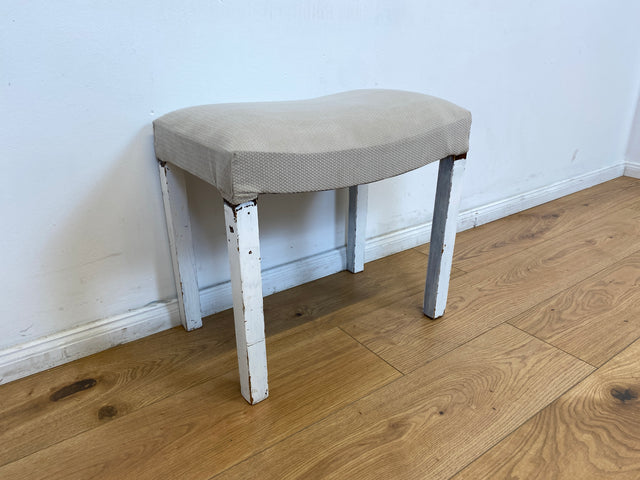 WMK l Hübscher jedoch etwas abgerockter weißer Mid-Century Hocker mit späterem grauem Sitzbezug l Sitzhocker Fußhocker Schemel Taburett Pouf Sitz Bank Stuhl Shabby Chick Vintage l Versand möglich
