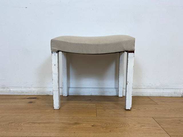 WMK l Hübscher jedoch etwas abgerockter weißer Mid-Century Hocker mit späterem grauem Sitzbezug l Sitzhocker Fußhocker Schemel Taburett Pouf Sitz Bank Stuhl Shabby Chick Vintage l Versand möglich