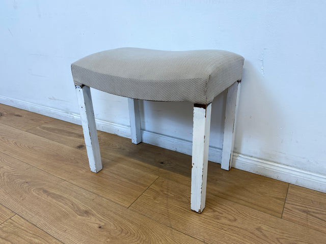 WMK l Hübscher jedoch etwas abgerockter weißer Mid-Century Hocker mit späterem grauem Sitzbezug l Sitzhocker Fußhocker Schemel Taburett Pouf Sitz Bank Stuhl Shabby Chick Vintage l Versand möglich