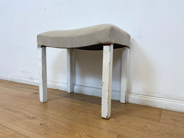 WMK l Hübscher jedoch etwas abgerockter weißer Mid-Century Hocker mit späterem grauem Sitzbezug l Sitzhocker Fußhocker Schemel Taburett Pouf Sitz Bank Stuhl Shabby Chick Vintage l Versand möglich