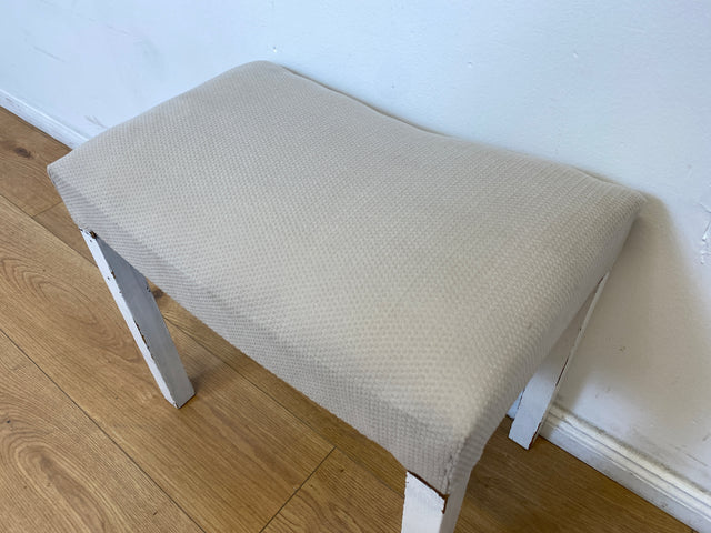 WMK l Hübscher jedoch etwas abgerockter weißer Mid-Century Hocker mit späterem grauem Sitzbezug l Sitzhocker Fußhocker Schemel Taburett Pouf Sitz Bank Stuhl Shabby Chick Vintage l Versand möglich