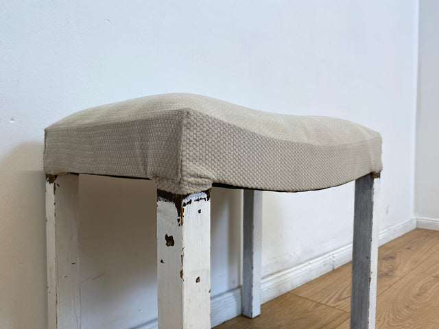 WMK l Hübscher jedoch etwas abgerockter weißer Mid-Century Hocker mit späterem grauem Sitzbezug l Sitzhocker Fußhocker Schemel Taburett Pouf Sitz Bank Stuhl Shabby Chick Vintage l Versand möglich
