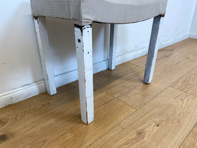 WMK l Hübscher jedoch etwas abgerockter weißer Mid-Century Hocker mit späterem grauem Sitzbezug l Sitzhocker Fußhocker Schemel Taburett Pouf Sitz Bank Stuhl Shabby Chick Vintage l Versand möglich