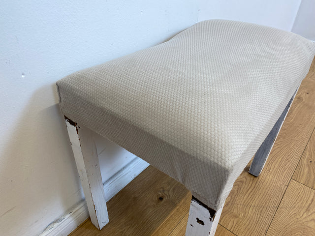 WMK l Hübscher jedoch etwas abgerockter weißer Mid-Century Hocker mit späterem grauem Sitzbezug l Sitzhocker Fußhocker Schemel Taburett Pouf Sitz Bank Stuhl Shabby Chick Vintage l Versand möglich