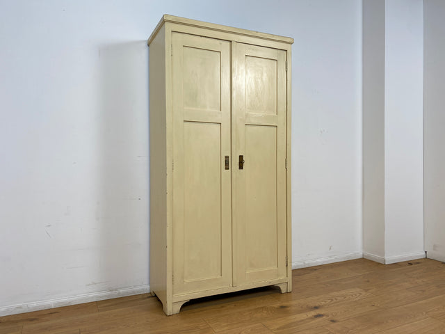 WMK # Schöner und gut erhaltener weißer antiker Kleiderschrank aus vollem Holz mit Messingbeschlägen, um 1910 # Schrank Schlafzimmerschrank Vertiko Wardrobe Wäscheschrank Jugendstil Vintage Berlin