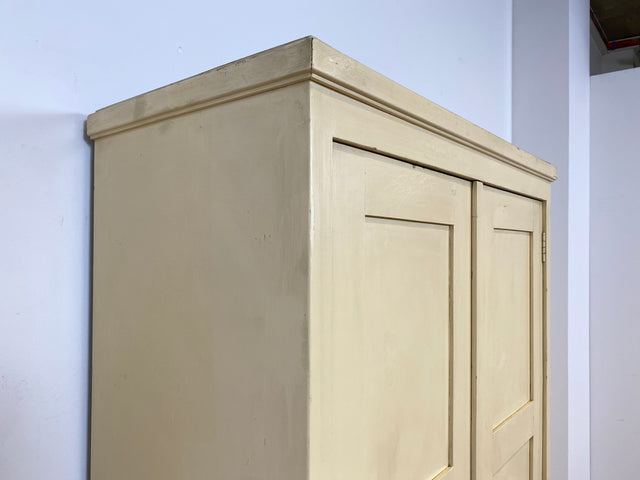 WMK # Schöner und gut erhaltener weißer antiker Kleiderschrank aus vollem Holz mit Messingbeschlägen, um 1910 # Schrank Schlafzimmerschrank Vertiko Wardrobe Wäscheschrank Jugendstil Vintage Berlin