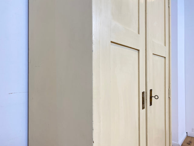 WMK # Schöner und gut erhaltener weißer antiker Kleiderschrank aus vollem Holz mit Messingbeschlägen, um 1910 # Schrank Schlafzimmerschrank Vertiko Wardrobe Wäscheschrank Jugendstil Vintage Berlin