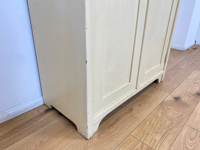 WMK # Schöner und gut erhaltener weißer antiker Kleiderschrank aus vollem Holz mit Messingbeschlägen, um 1910 # Schrank Schlafzimmerschrank Vertiko Wardrobe Wäscheschrank Jugendstil Vintage Berlin