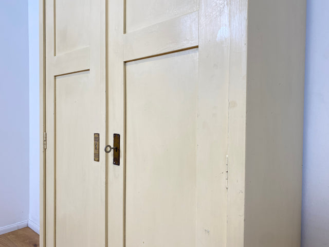 WMK # Schöner und gut erhaltener weißer antiker Kleiderschrank aus vollem Holz mit Messingbeschlägen, um 1910 # Schrank Schlafzimmerschrank Vertiko Wardrobe Wäscheschrank Jugendstil Vintage Berlin