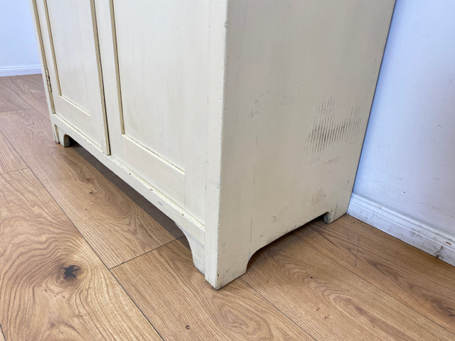 WMK # Schöner und gut erhaltener weißer antiker Kleiderschrank aus vollem Holz mit Messingbeschlägen, um 1910 # Schrank Schlafzimmerschrank Vertiko Wardrobe Wäscheschrank Jugendstil Vintage Berlin