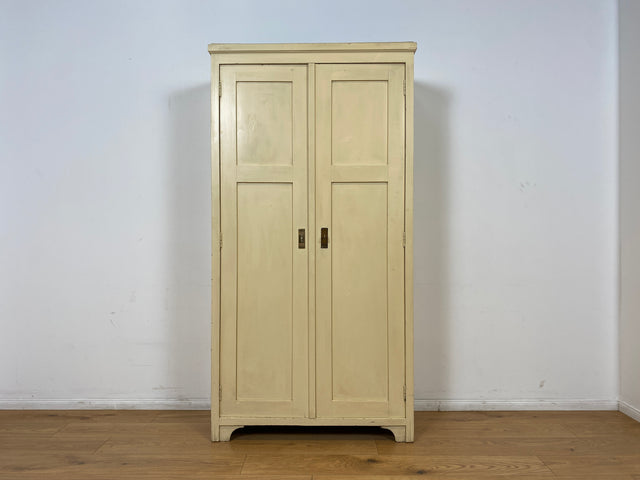 WMK # Schöner und gut erhaltener weißer antiker Kleiderschrank aus vollem Holz mit Messingbeschlägen, um 1910 # Schrank Schlafzimmerschrank Vertiko Wardrobe Wäscheschrank Jugendstil Vintage Berlin