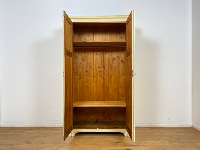 WMK # Schöner und gut erhaltener weißer antiker Kleiderschrank aus vollem Holz mit Messingbeschlägen, um 1910 # Schrank Schlafzimmerschrank Vertiko Wardrobe Wäscheschrank Jugendstil Vintage Berlin