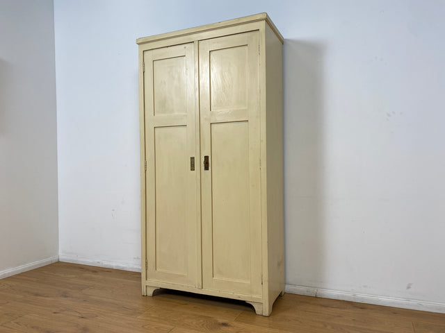 WMK # Schöner und gut erhaltener weißer antiker Kleiderschrank aus vollem Holz mit Messingbeschlägen, um 1910 # Schrank Schlafzimmerschrank Vertiko Wardrobe Wäscheschrank Jugendstil Vintage Berlin