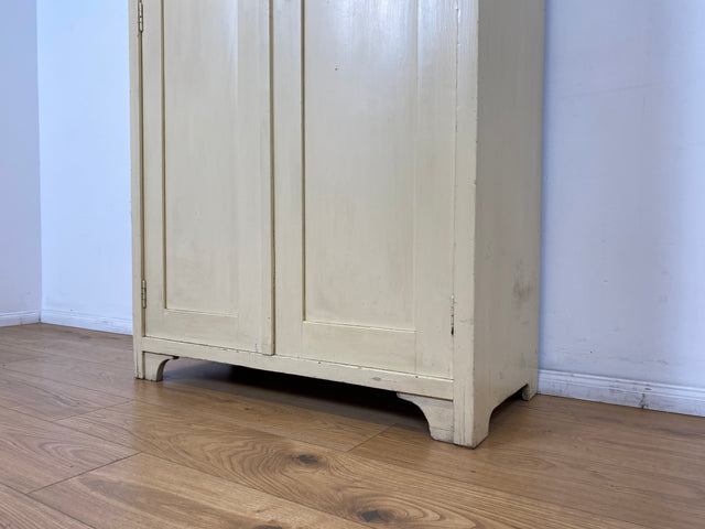 WMK # Schöner und gut erhaltener weißer antiker Kleiderschrank aus vollem Holz mit Messingbeschlägen, um 1910 # Schrank Schlafzimmerschrank Vertiko Wardrobe Wäscheschrank Jugendstil Vintage Berlin