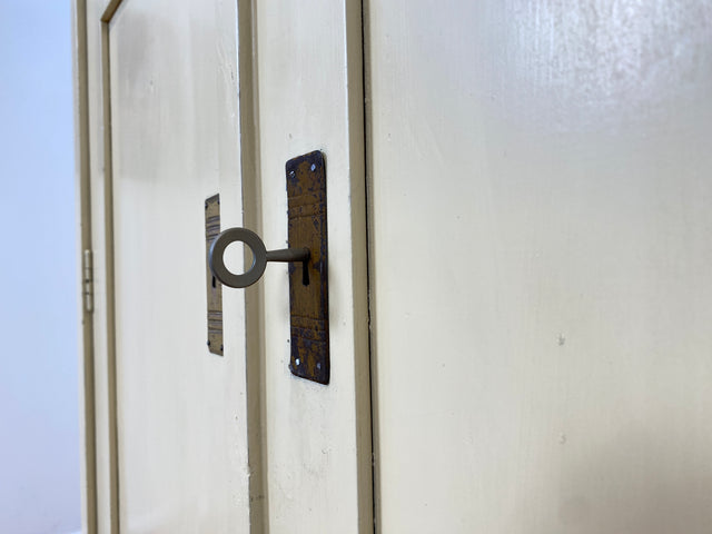 WMK # Schöner und gut erhaltener weißer antiker Kleiderschrank aus vollem Holz mit Messingbeschlägen, um 1910 # Schrank Schlafzimmerschrank Vertiko Wardrobe Wäscheschrank Jugendstil Vintage Berlin