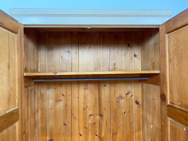 WMK # Schöner und gut erhaltener weißer antiker Kleiderschrank aus vollem Holz mit Messingbeschlägen, um 1910 # Schrank Schlafzimmerschrank Vertiko Wardrobe Wäscheschrank Jugendstil Vintage Berlin