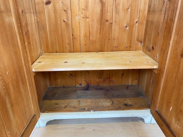WMK # Schöner und gut erhaltener weißer antiker Kleiderschrank aus vollem Holz mit Messingbeschlägen, um 1910 # Schrank Schlafzimmerschrank Vertiko Wardrobe Wäscheschrank Jugendstil Vintage Berlin