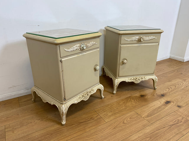 WMK # 1/2 Wunderschöner weißer antiker Nachtisch im Stile des Louis XV, Vollholz, mit Schublade und Glasauflage, um 1930 # Nachtkommode Nachtschrank Kommode Barock Stilmöbel Rokoko Shabby Chic Vintage