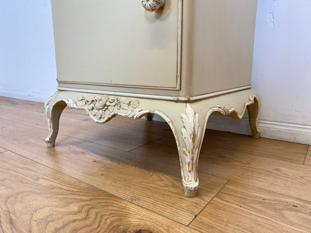 WMK # 1/2 Wunderschöner weißer antiker Nachtisch im Stile des Louis XV, Vollholz, mit Schublade und Glasauflage, um 1930 # Nachtkommode Nachtschrank Kommode Barock Stilmöbel Rokoko Shabby Chic Vintage