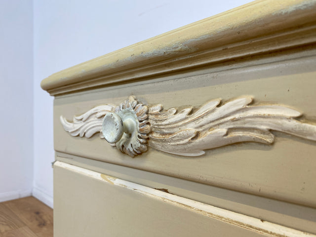 WMK # 1/2 Wunderschöner weißer antiker Nachtisch im Stile des Louis XV, Vollholz, mit Schublade und Glasauflage, um 1930 # Nachtkommode Nachtschrank Kommode Barock Stilmöbel Rokoko Shabby Chic Vintage