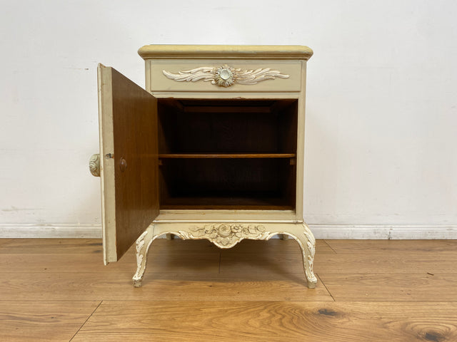 WMK # 1/2 Wunderschöner weißer antiker Nachtisch im Stile des Louis XV, Vollholz, mit Schublade und Glasauflage, um 1930 # Nachtkommode Nachtschrank Kommode Barock Stilmöbel Rokoko Shabby Chic Vintage