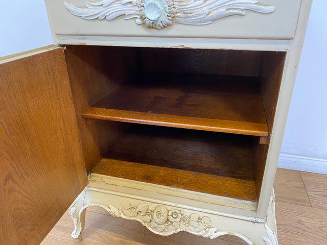 WMK # 1/2 Wunderschöner weißer antiker Nachtisch im Stile des Louis XV, Vollholz, mit Schublade und Glasauflage, um 1930 # Nachtkommode Nachtschrank Kommode Barock Stilmöbel Rokoko Shabby Chic Vintage