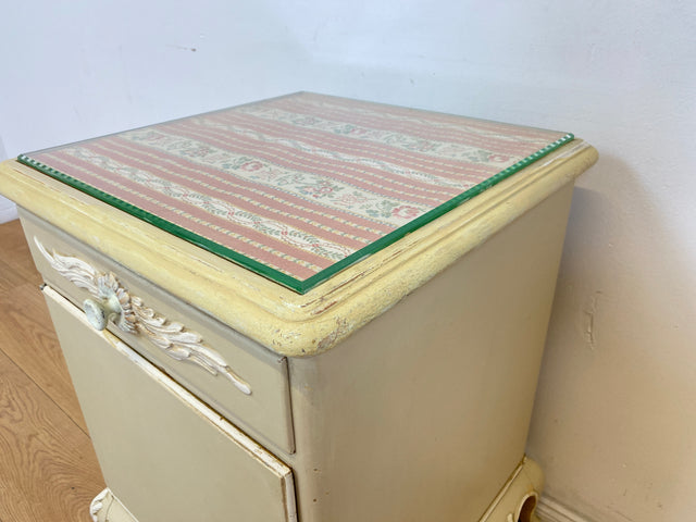 WMK # 1/2 Wunderschöner weißer antiker Nachtisch im Stile des Louis XV, Vollholz, mit Schublade und Glasauflage, um 1930 # Nachtkommode Nachtschrank Kommode Barock Stilmöbel Rokoko Shabby Chic Vintage