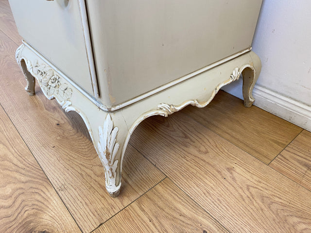 WMK # 1/2 Wunderschöner weißer antiker Nachtisch im Stile des Louis XV, Vollholz, mit Schublade und Glasauflage, um 1930 # Nachtkommode Nachtschrank Kommode Barock Stilmöbel Rokoko Shabby Chic Vintage