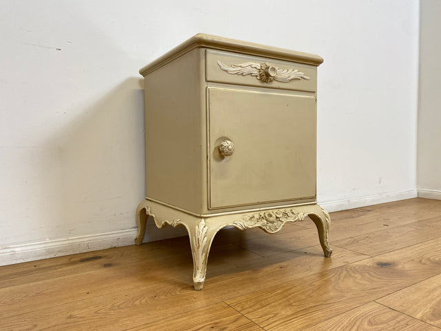 WMK # 1/2 Wunderschöner weißer antiker Nachtisch im Stile des Louis XV, Vollholz, mit Schublade und Glasauflage, um 1930 # Nachtkommode Nachtschrank Kommode Barock Stilmöbel Rokoko Shabby Chic Vintage