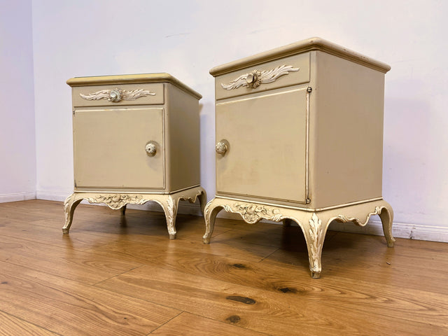 WMK # 1/2 Wunderschöner weißer antiker Nachtisch im Stile des Louis XV, Vollholz, mit Schublade und Glasauflage, um 1930 # Nachtkommode Nachtschrank Kommode Barock Stilmöbel Rokoko Shabby Chic Vintage