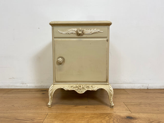 WMK # 1/2 Wunderschöner weißer antiker Nachtisch im Stile des Louis XV, Vollholz, mit Schublade und Glasauflage, um 1930 # Nachtkommode Nachtschrank Kommode Barock Stilmöbel Rokoko Shabby Chic Vintage
