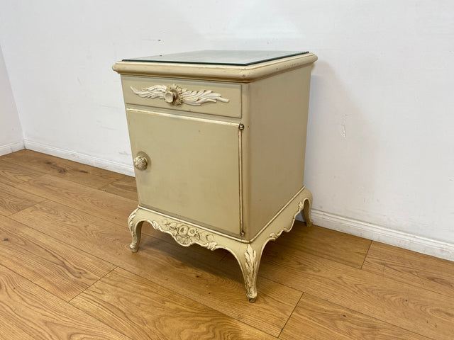 WMK # 1/2 Wunderschöner weißer antiker Nachtisch im Stile des Louis XV, Vollholz, mit Schublade und Glasauflage, um 1930 # Nachtkommode Nachtschrank Kommode Barock Stilmöbel Rokoko Shabby Chic Vintage