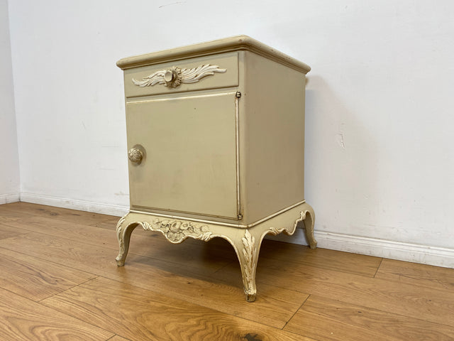 WMK # 1/2 Wunderschöner weißer antiker Nachtisch im Stile des Louis XV, Vollholz, mit Schublade und Glasauflage, um 1930 # Nachtkommode Nachtschrank Kommode Barock Stilmöbel Rokoko Shabby Chic Vintage