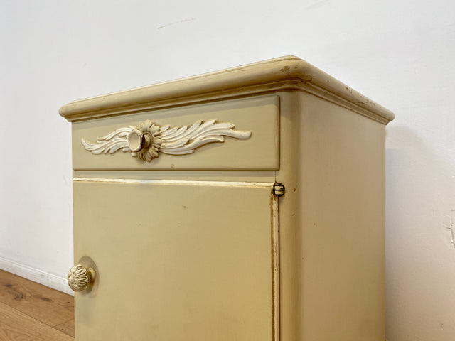 WMK # 1/2 Wunderschöner weißer antiker Nachtisch im Stile des Louis XV, Vollholz, mit Schublade und Glasauflage, um 1930 # Nachtkommode Nachtschrank Kommode Barock Stilmöbel Rokoko Shabby Chic Vintage