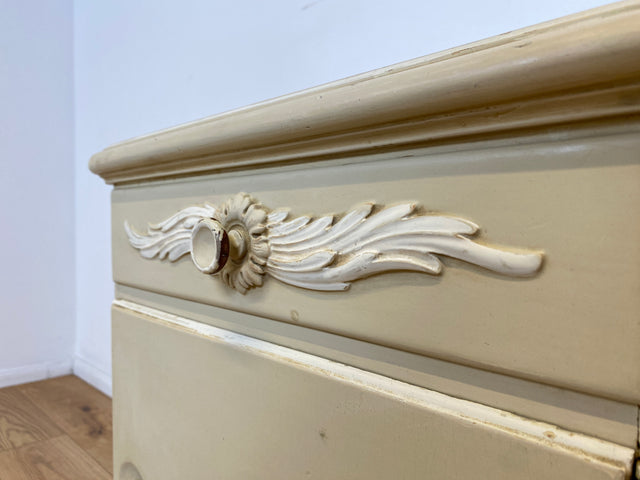 WMK # 1/2 Wunderschöner weißer antiker Nachtisch im Stile des Louis XV, Vollholz, mit Schublade und Glasauflage, um 1930 # Nachtkommode Nachtschrank Kommode Barock Stilmöbel Rokoko Shabby Chic Vintage