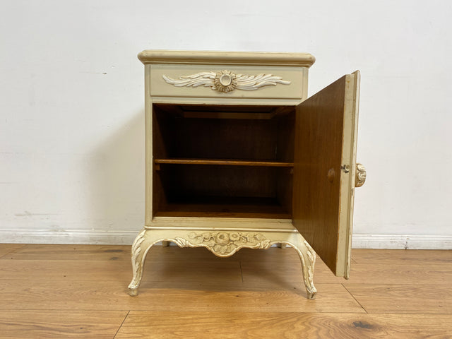WMK # 1/2 Wunderschöner weißer antiker Nachtisch im Stile des Louis XV, Vollholz, mit Schublade und Glasauflage, um 1930 # Nachtkommode Nachtschrank Kommode Barock Stilmöbel Rokoko Shabby Chic Vintage