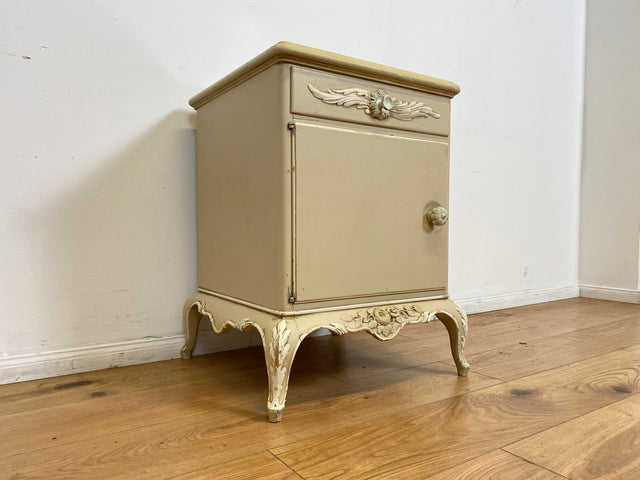 WMK # 1/2 Wunderschöner weißer antiker Nachtisch im Stile des Louis XV, Vollholz, mit Schublade und Glasauflage, um 1930 # Nachtkommode Nachtschrank Kommode Barock Stilmöbel Rokoko Shabby Chic Vintage