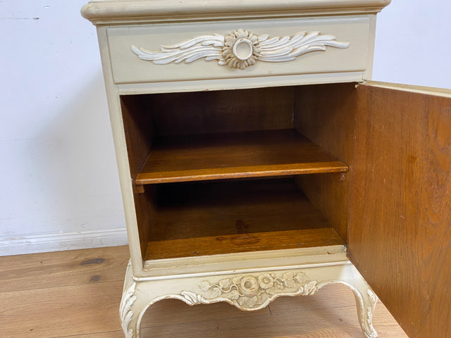 WMK # 1/2 Wunderschöner weißer antiker Nachtisch im Stile des Louis XV, Vollholz, mit Schublade und Glasauflage, um 1930 # Nachtkommode Nachtschrank Kommode Barock Stilmöbel Rokoko Shabby Chic Vintage
