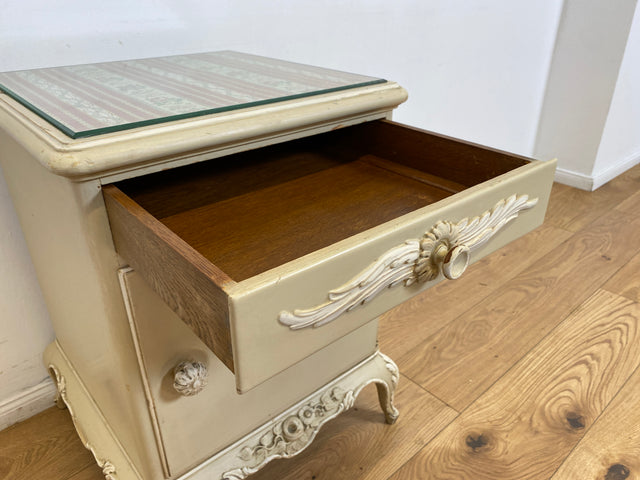 WMK # 1/2 Wunderschöner weißer antiker Nachtisch im Stile des Louis XV, Vollholz, mit Schublade und Glasauflage, um 1930 # Nachtkommode Nachtschrank Kommode Barock Stilmöbel Rokoko Shabby Chic Vintage