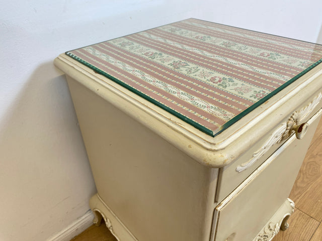 WMK # 1/2 Wunderschöner weißer antiker Nachtisch im Stile des Louis XV, Vollholz, mit Schublade und Glasauflage, um 1930 # Nachtkommode Nachtschrank Kommode Barock Stilmöbel Rokoko Shabby Chic Vintage