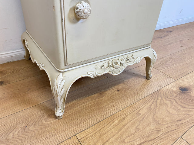 WMK # 1/2 Wunderschöner weißer antiker Nachtisch im Stile des Louis XV, Vollholz, mit Schublade und Glasauflage, um 1930 # Nachtkommode Nachtschrank Kommode Barock Stilmöbel Rokoko Shabby Chic Vintage