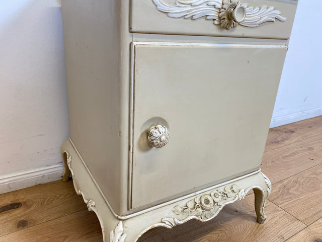 WMK # 1/2 Wunderschöner weißer antiker Nachtisch im Stile des Louis XV, Vollholz, mit Schublade und Glasauflage, um 1930 # Nachtkommode Nachtschrank Kommode Barock Stilmöbel Rokoko Shabby Chic Vintage
