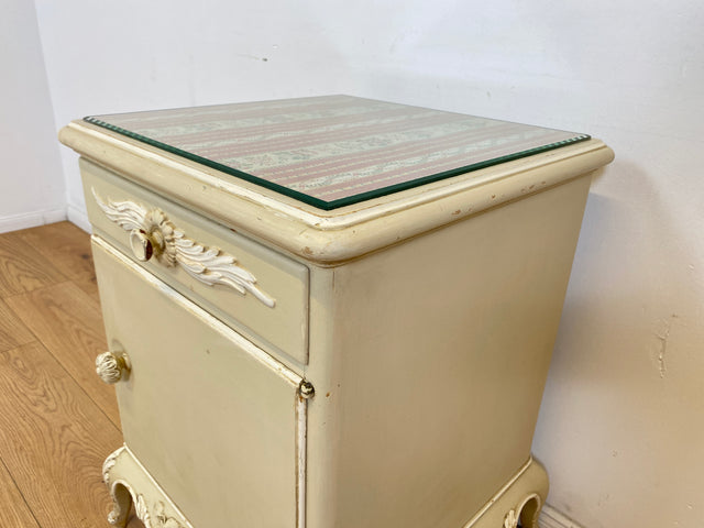 WMK # 1/2 Wunderschöner weißer antiker Nachtisch im Stile des Louis XV, Vollholz, mit Schublade und Glasauflage, um 1930 # Nachtkommode Nachtschrank Kommode Barock Stilmöbel Rokoko Shabby Chic Vintage