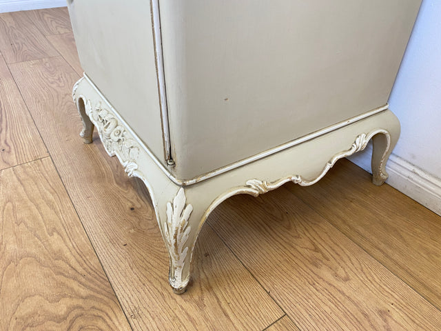 WMK # 1/2 Wunderschöner weißer antiker Nachtisch im Stile des Louis XV, Vollholz, mit Schublade und Glasauflage, um 1930 # Nachtkommode Nachtschrank Kommode Barock Stilmöbel Rokoko Shabby Chic Vintage