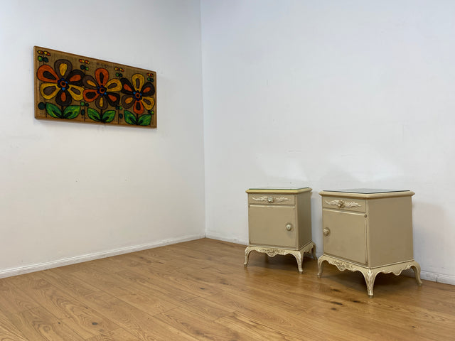 WMK # 1/2 Wunderschöner weißer antiker Nachtisch im Stile des Louis XV, Vollholz, mit Schublade und Glasauflage, um 1930 # Nachtkommode Nachtschrank Kommode Barock Stilmöbel Rokoko Shabby Chic Vintage