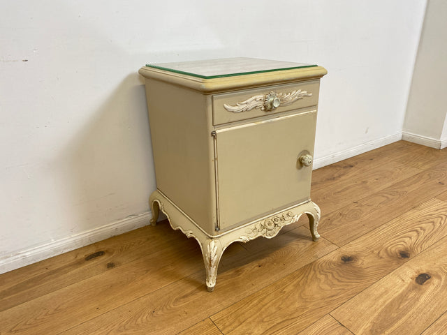 WMK # 1/2 Wunderschöner weißer antiker Nachtisch im Stile des Louis XV, Vollholz, mit Schublade und Glasauflage, um 1930 # Nachtkommode Nachtschrank Kommode Barock Stilmöbel Rokoko Shabby Chic Vintage