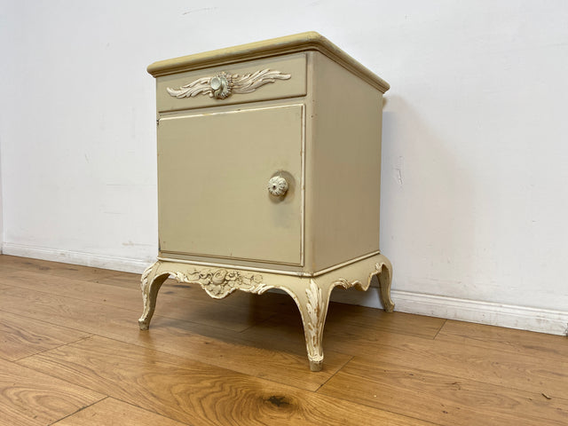 WMK # 1/2 Wunderschöner weißer antiker Nachtisch im Stile des Louis XV, Vollholz, mit Schublade und Glasauflage, um 1930 # Nachtkommode Nachtschrank Kommode Barock Stilmöbel Rokoko Shabby Chic Vintage