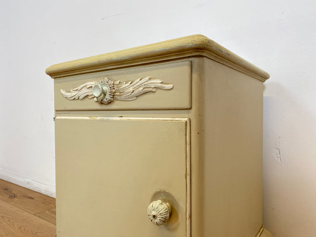 WMK # 1/2 Wunderschöner weißer antiker Nachtisch im Stile des Louis XV, Vollholz, mit Schublade und Glasauflage, um 1930 # Nachtkommode Nachtschrank Kommode Barock Stilmöbel Rokoko Shabby Chic Vintage